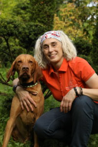 Physiotherapeutin Bettina mit Hund Henry